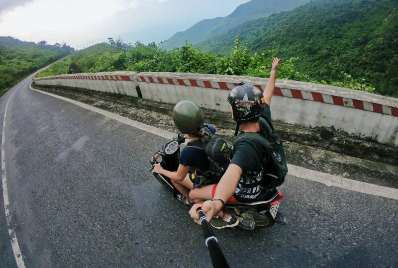 Fischaugenfotografie auf Frau, die Motorroller mit Mann auf Brücke reitet