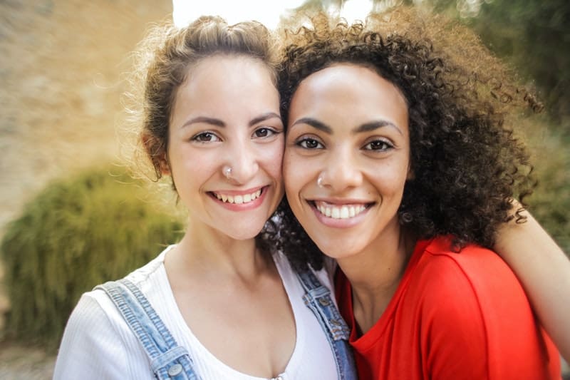 Foto von zwei lächelnden Frauen
