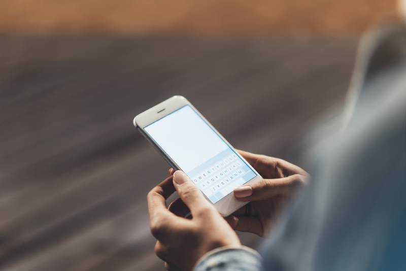 Frau hält ihr Handy