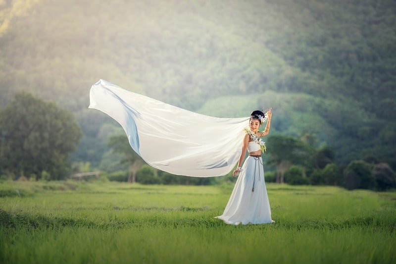 Frau im weißen Kleid im Feld