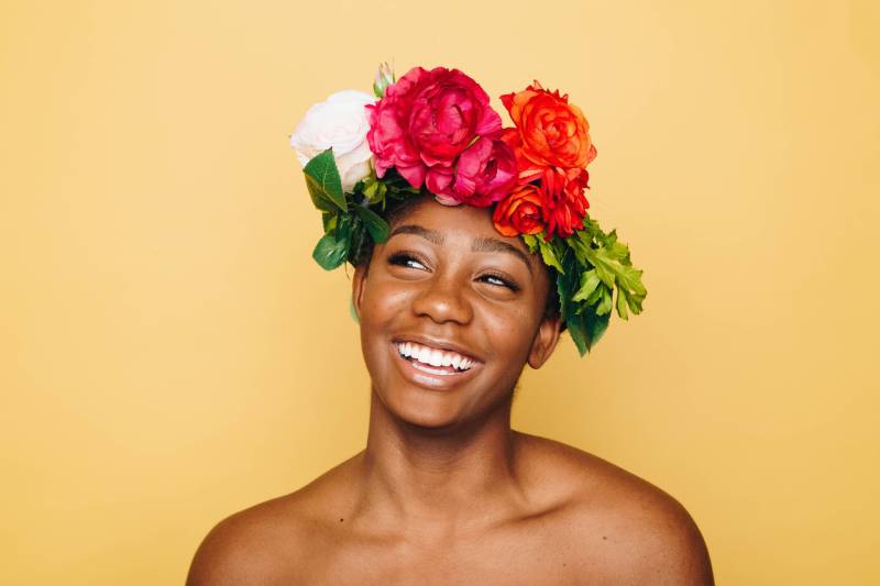 Frau lächelnd tragen Blumenkrone