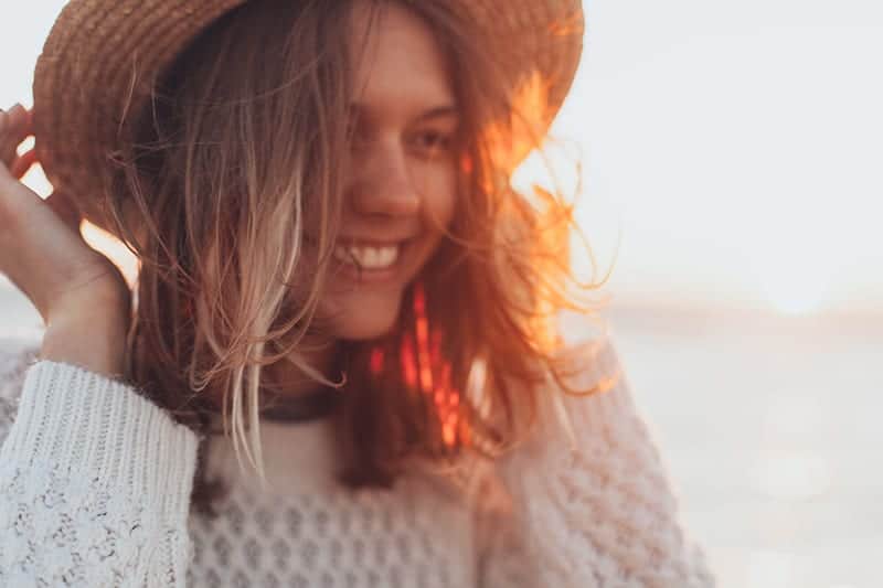 Frau mit weißem Pullover