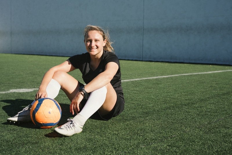 Frau spielt Fußball
