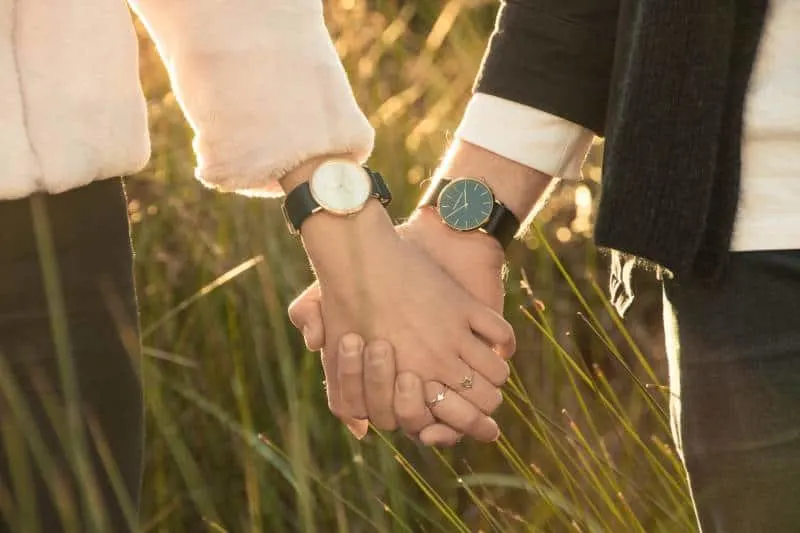Frau und Mann Hand halten
