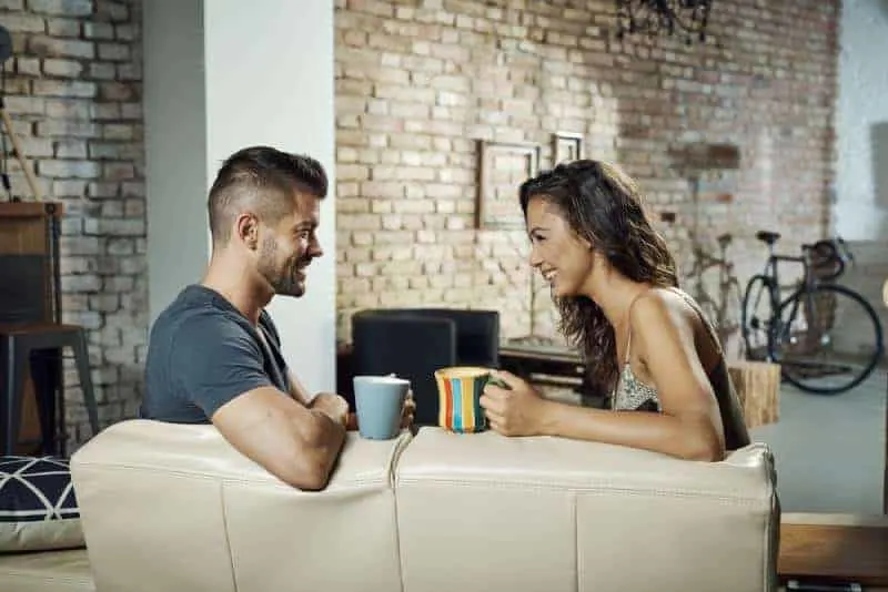 Frau und Mann trinken Kaffee