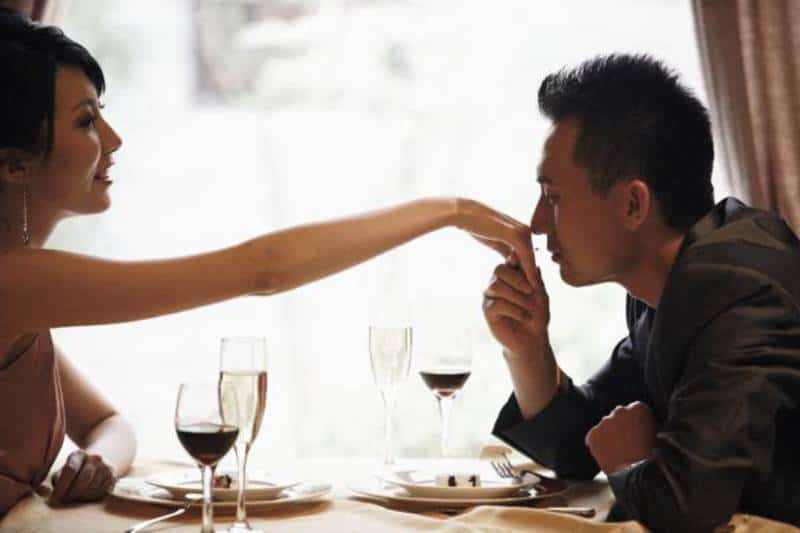 Frauenhand im Restaurant küssen