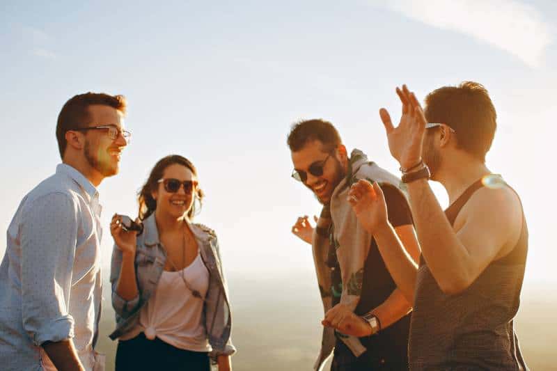 Freunde, die tagsüber lachen