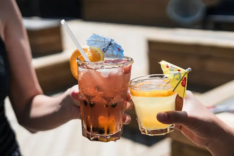 Freunde trinken Cocktails