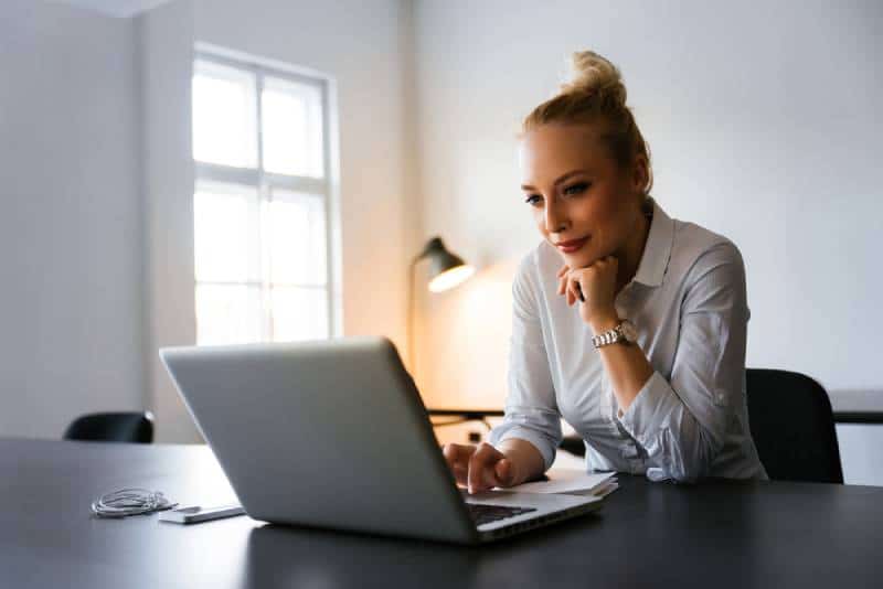 Geschäftsfrau, die Nachrichten im Web liest