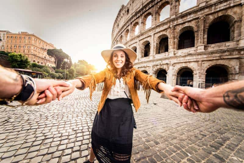 Glückliche Touristen, die berühmte Orte in Italien besuchen