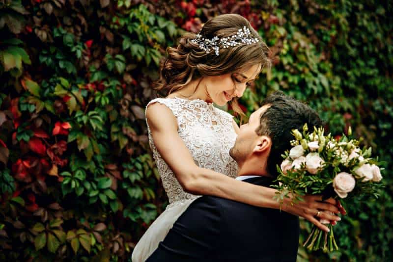 Glückliche junge Braut und Bräutigam an ihrem Hochzeitstag.