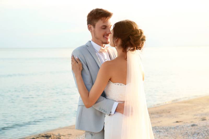 Glückliches Hochzeitspaar am Strand