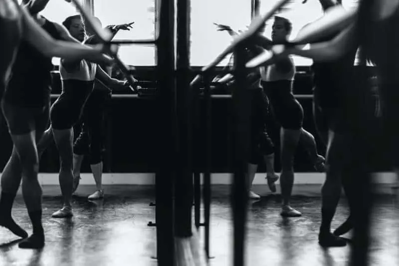 Graustufenfoto von Frauen, die vor dem Spiegel trainieren