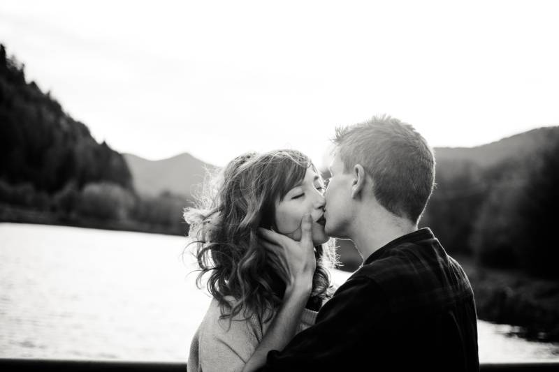 Graustufenfoto von Mann und Frau, die sich küssen