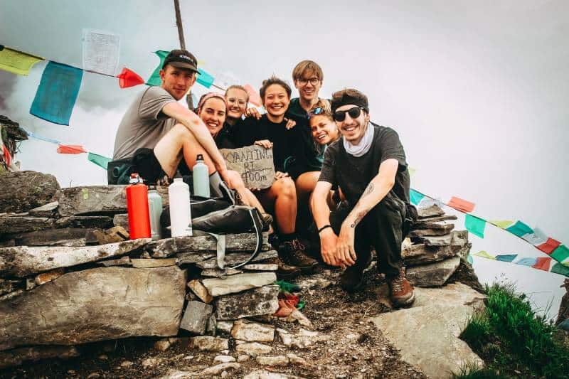Gruppe von Freunden am Berg während des Tages