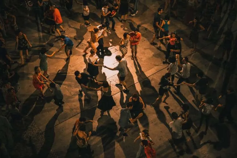Gruppe von Menschen tanzen