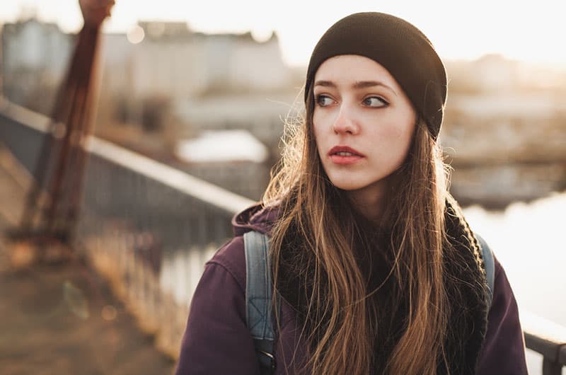 Hipster-Frau, die auf der Brücke geht