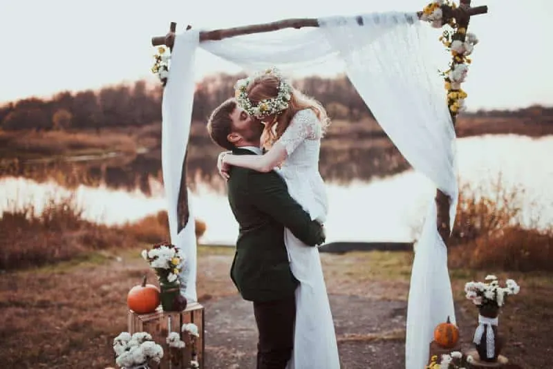 Braut und Bräutigam auf Hochzeitszeremonie auf rustikaler Herbsthochzeit