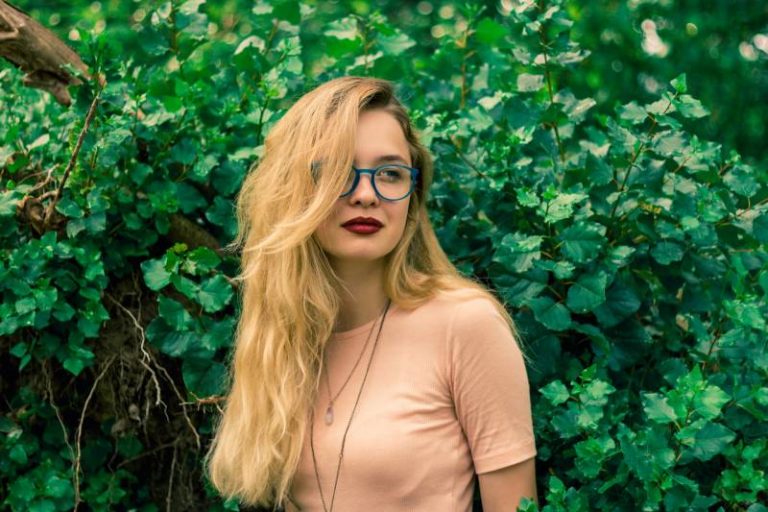 blonde Frau im Freien stehen
