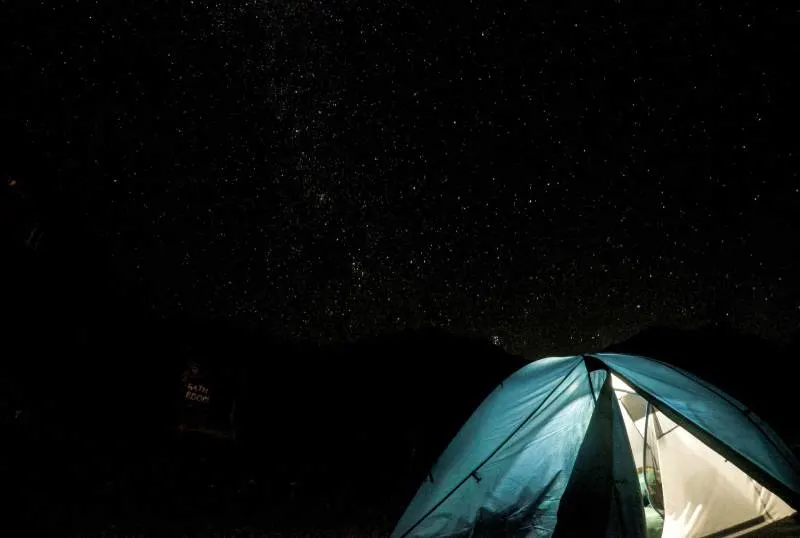Low Angle Fotografie von Kuppelzelt in der Nacht