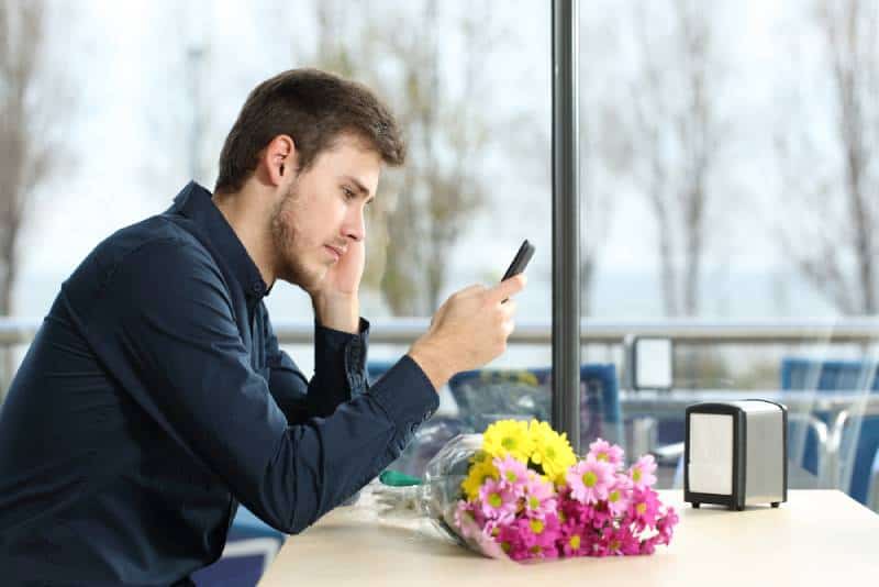 Mann hält ein Smartphone
