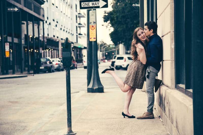 Mann küsst Frau auf der Straße