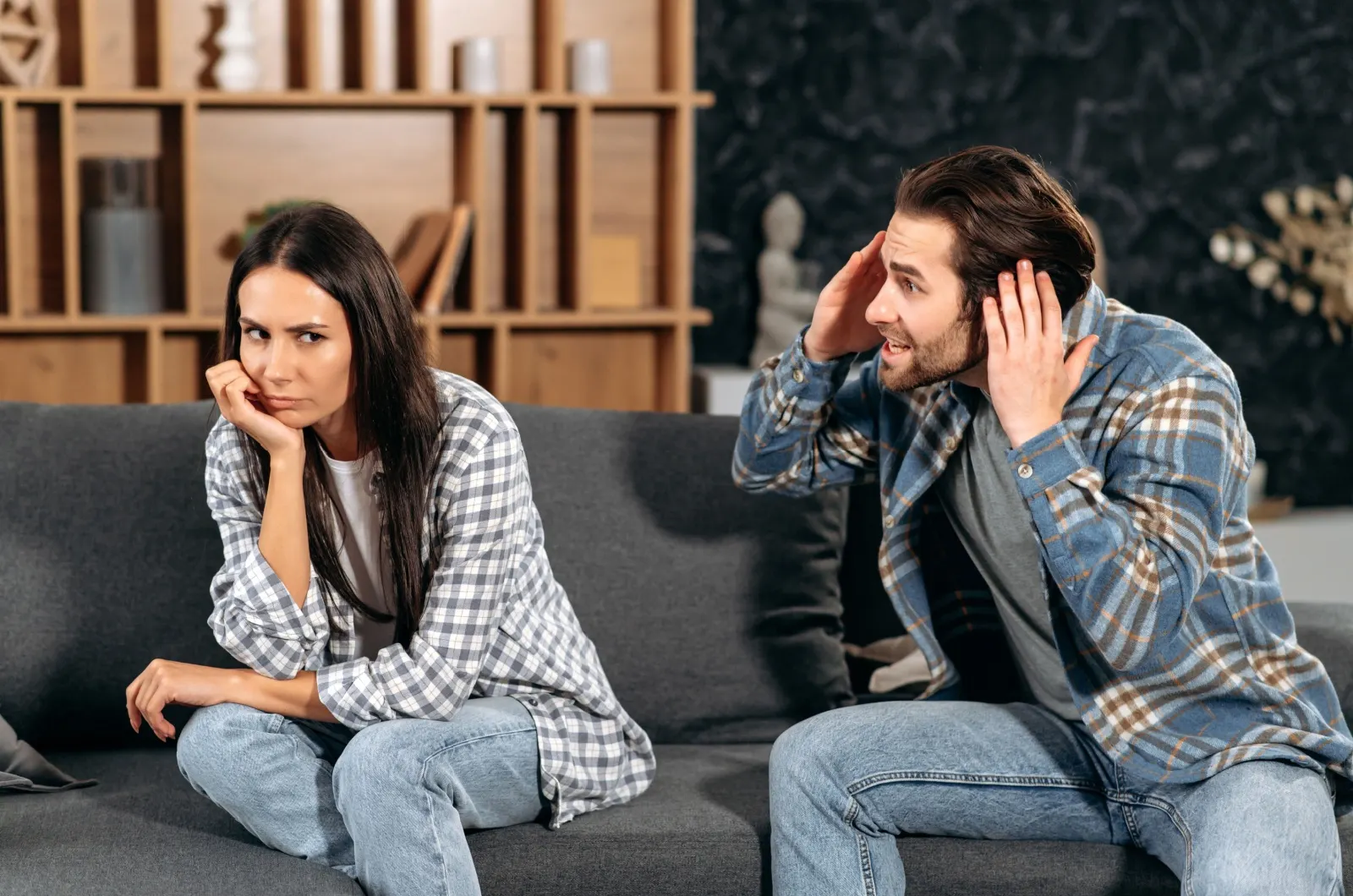 Mann schreit Frau auf der Couch an