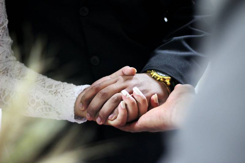 Mann und Frau Händchen haltend