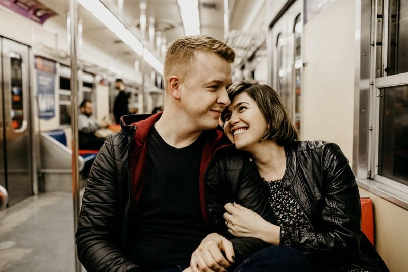 Mann und Frau in der Straßenbahn
