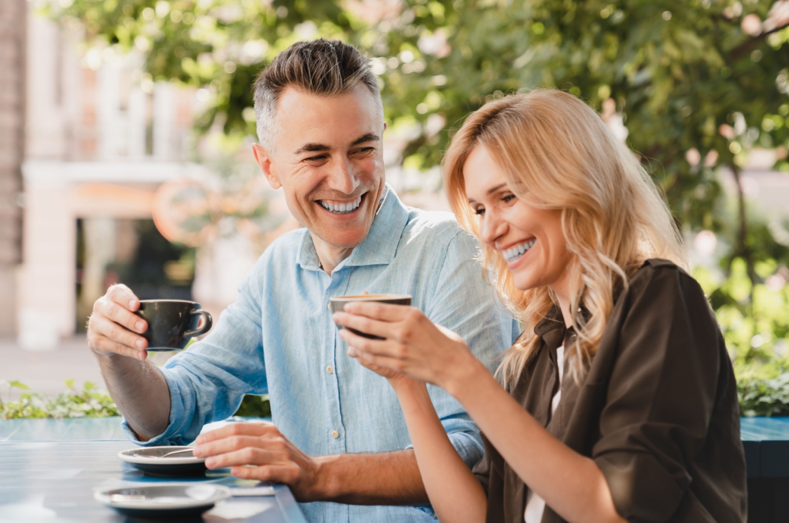Mann und Frau laecheln