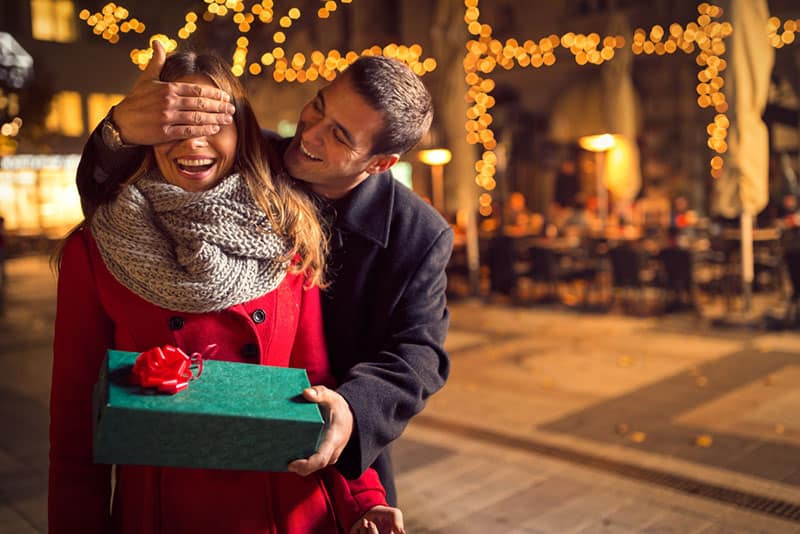 Mann überrascht seine Frau mit dem Geschenk