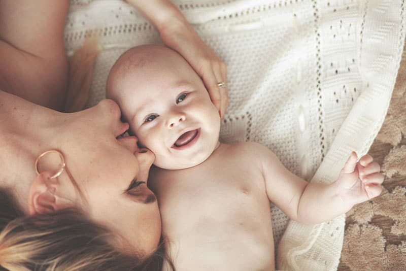 Mutter küsst ihr kleines Baby