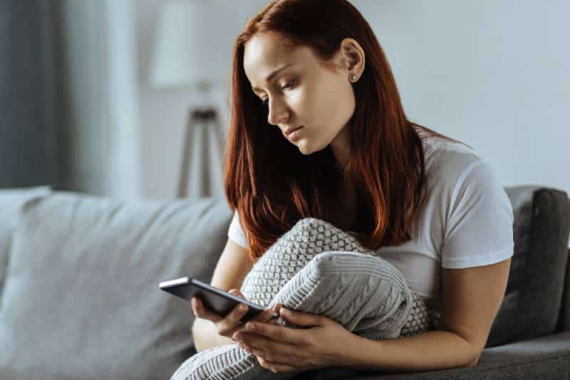 Mädchen allein zu Hause sitzen im Wohnzimmer