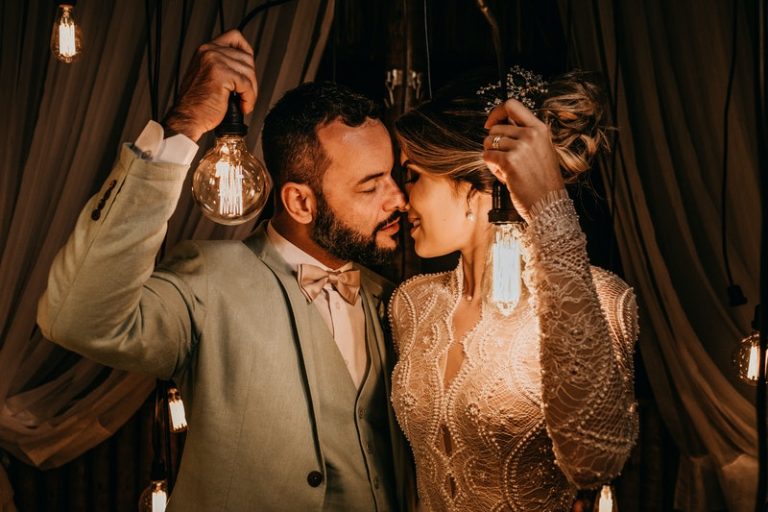 Frau und Mann halten Lampen und küssen