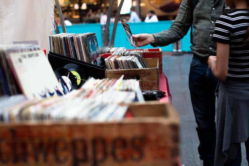 Männer, die vor dem Verkauf von Schallplatten stehen