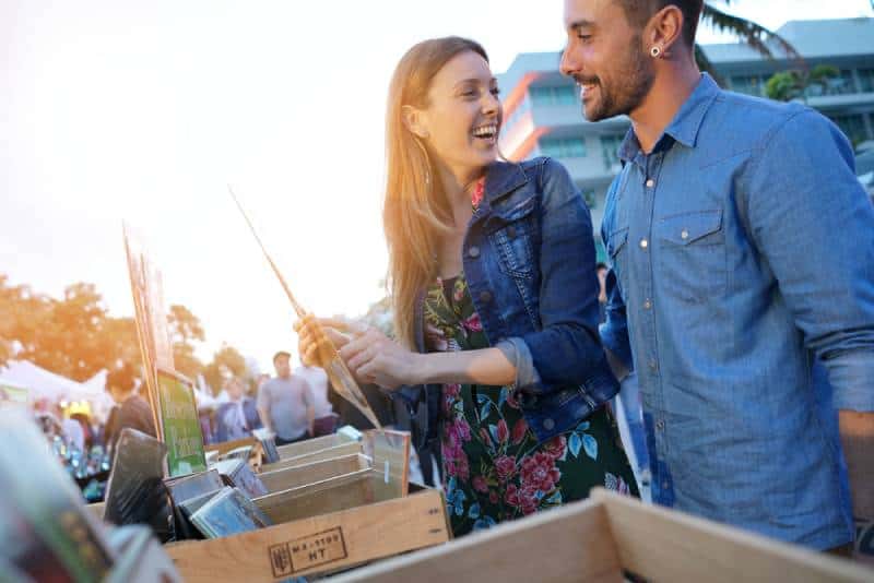 Paar, das am späten Nachmittag auf dem Flohmarkt spaziert