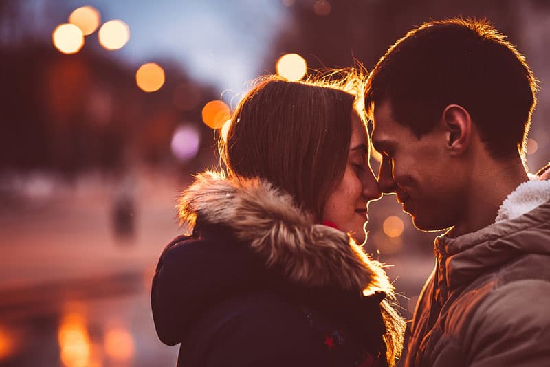 Paar denkt Kuss oder nicht zu küssen