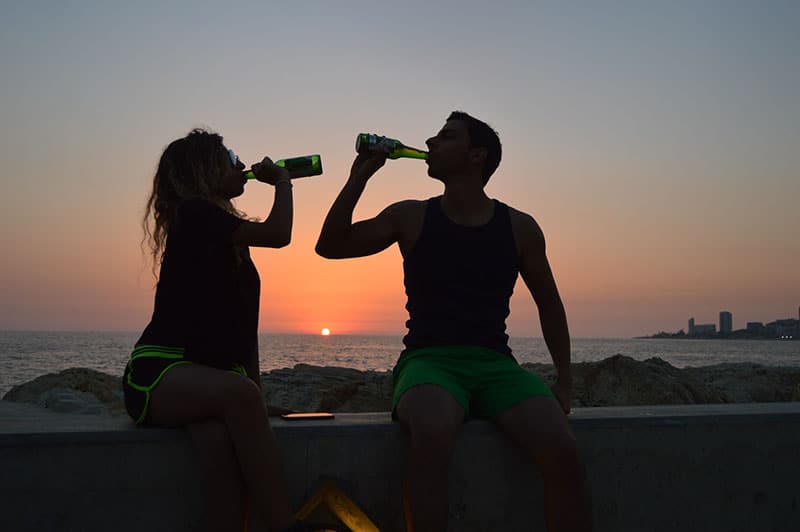 Paar draußen Bier trinken
