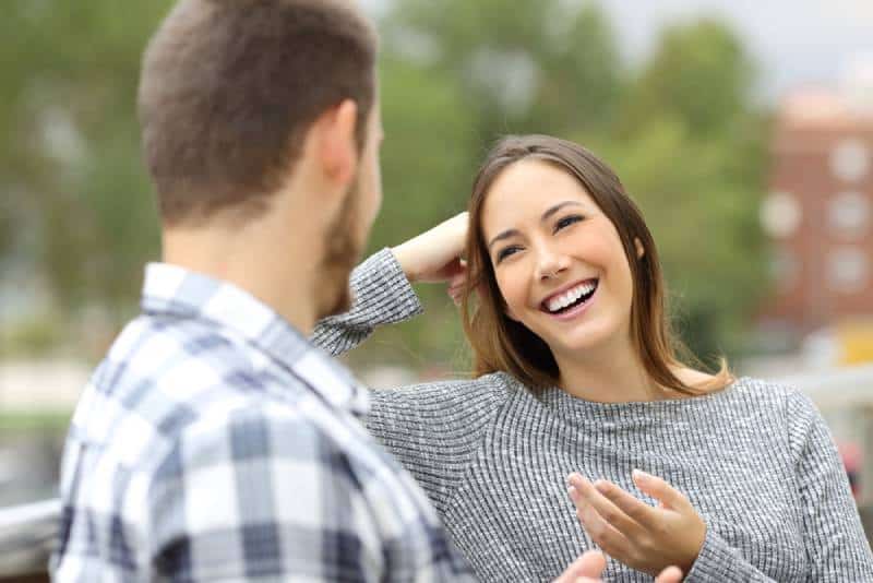 Körpersprache flirten lernen