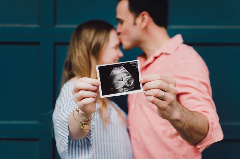 Paar hält Ultraschallbild ihres Babys