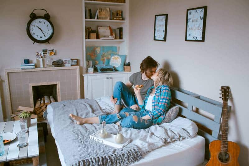 Paar im Schlafzimmer küssen