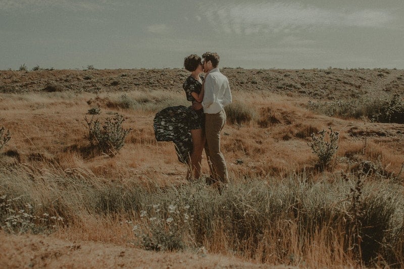 Paar küsst sich in der Wüste