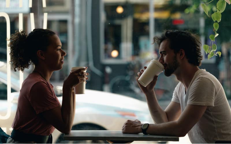 Paar spricht tagsüber im Café