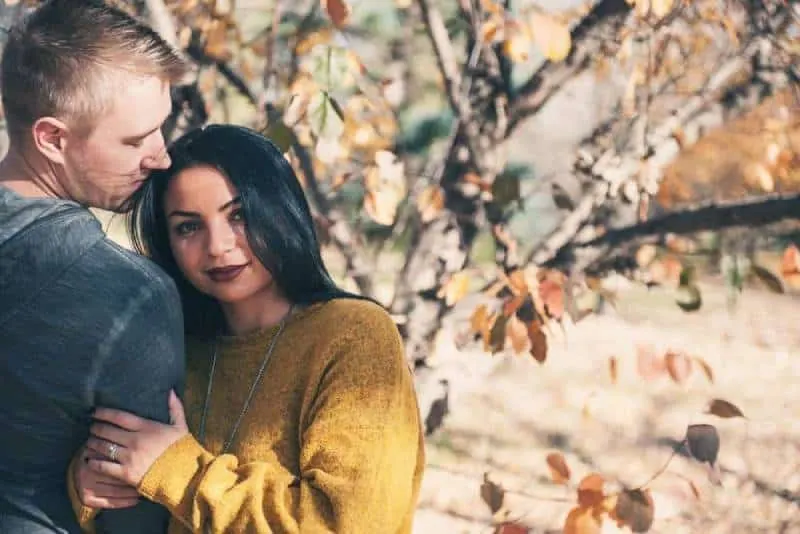 Paar zusammen mit Herbst Farbe Hintergrund