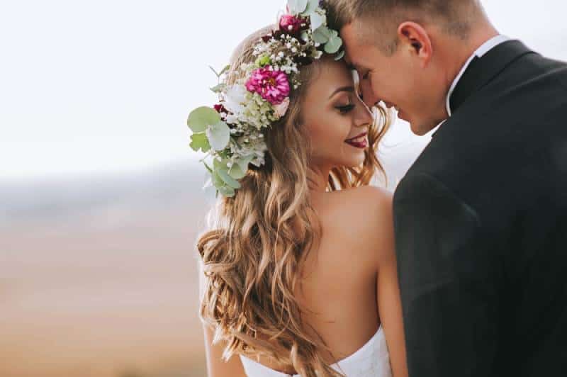 Porträt eines Mädchens und der Paare, die ein Hochzeitskleid suchen