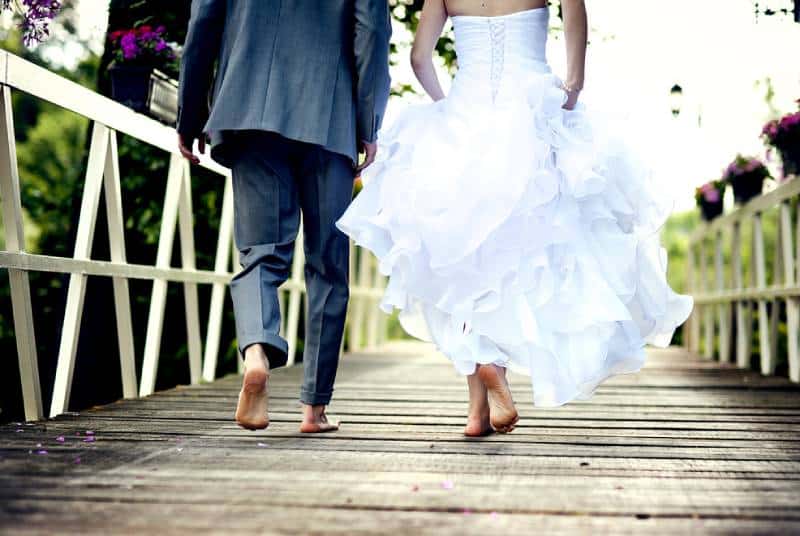 Schönes Hochzeitspaar genießt Hochzeit