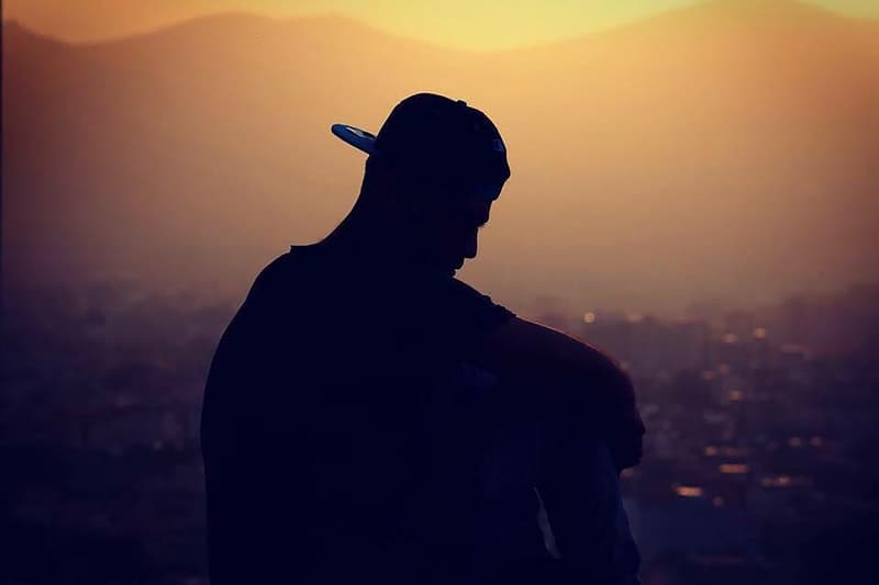 Silhouette eines Mannes, der eine Kappe trägt