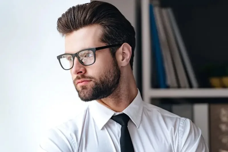 ernster Mann mit Brille