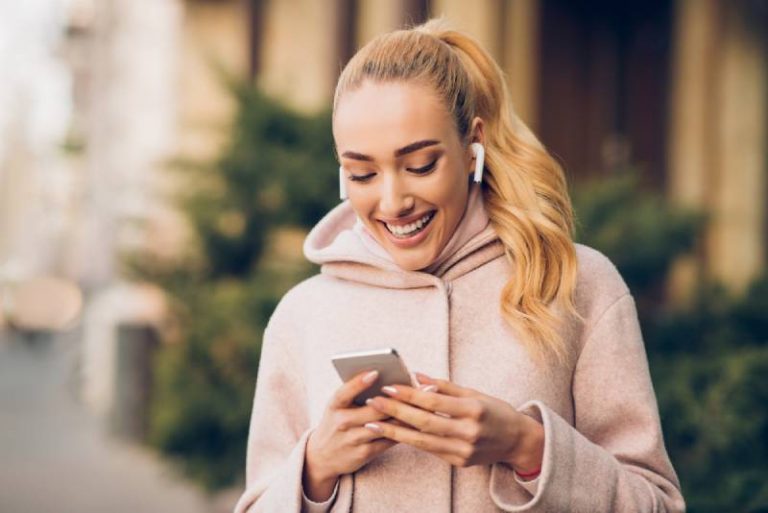 Frauenbotschaft am Telefon im Freien auf Stadtstraße