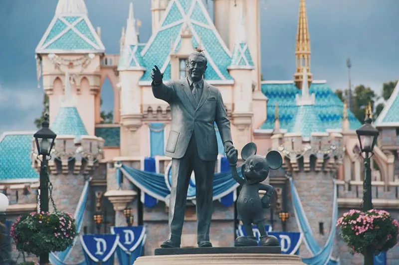 Statue oder Walt Disney mit Kind